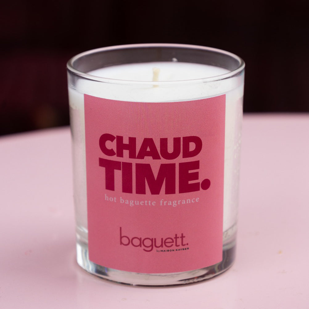 Bougie blanche 'Chaud Time' à l'odeur de pain chaud sorti du four