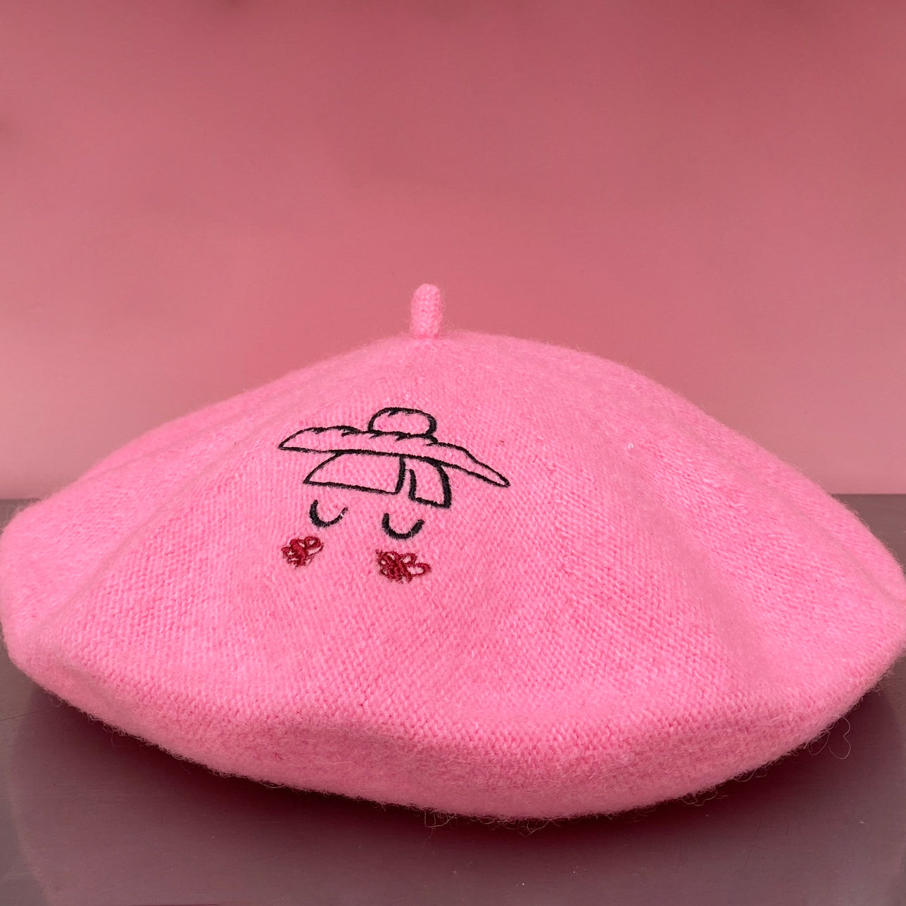 Notre French béret en laine rose avec le logo dessiné baguett. by Maison Kayser brodé