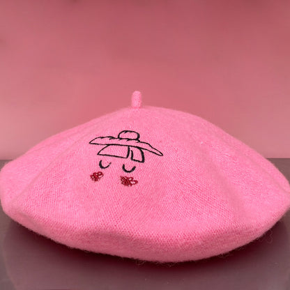 Notre French béret en laine rose avec le logo dessiné baguett. by Maison Kayser brodé