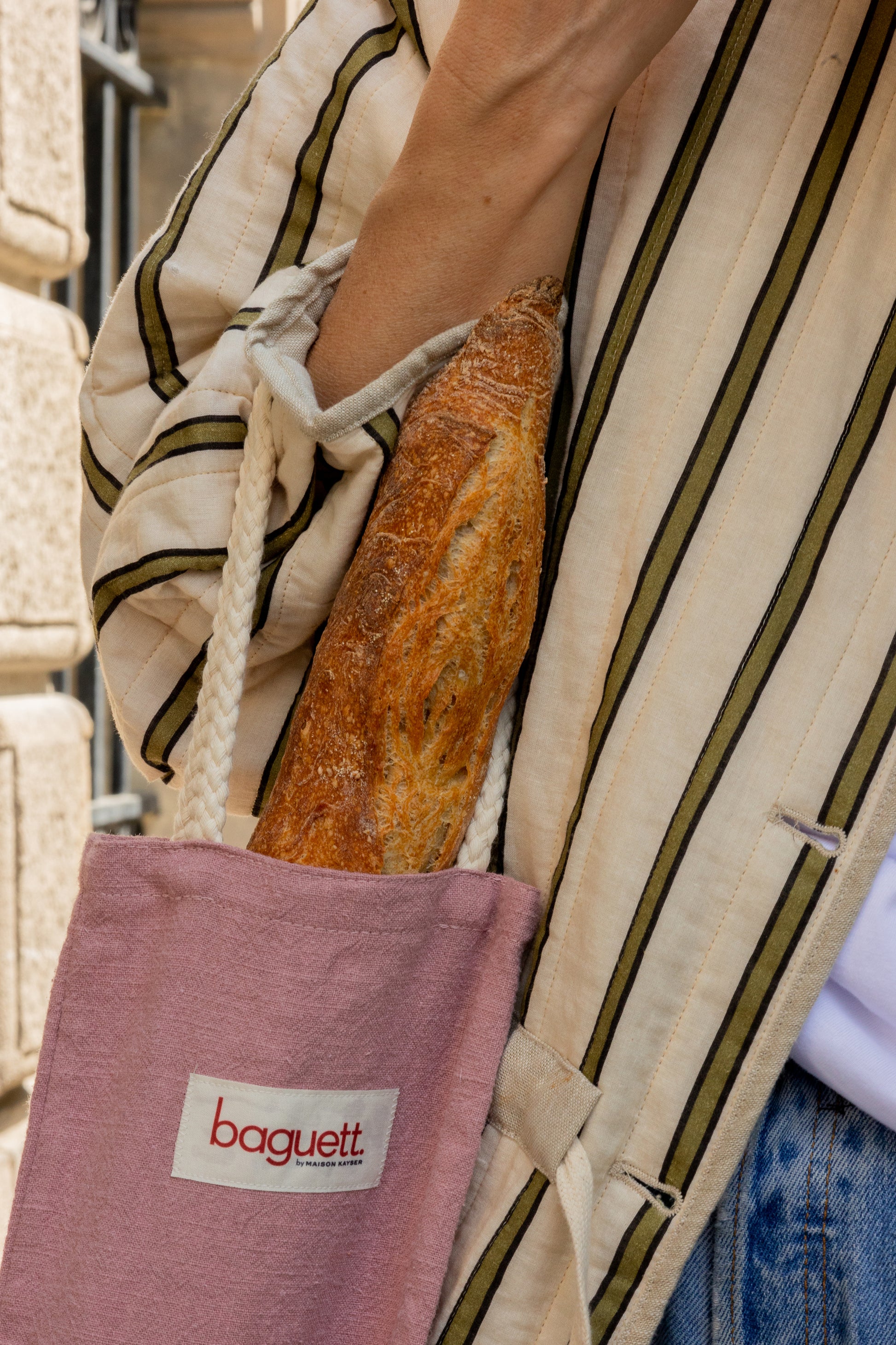 Edith: le sac baguett. rose 100% coton à lanière beige, porté et contenant une baguette