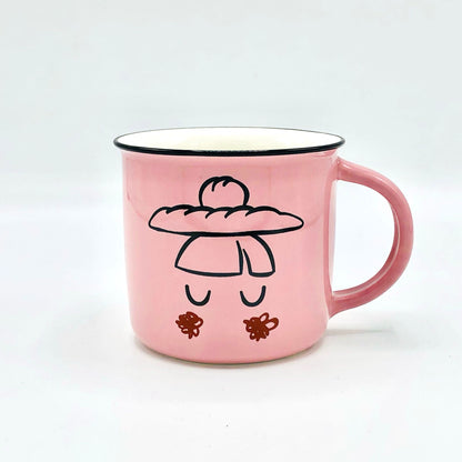 Mug en aluminium peint en rose avec logo dessiné baguett. by Maison Kayser sur fond blanc