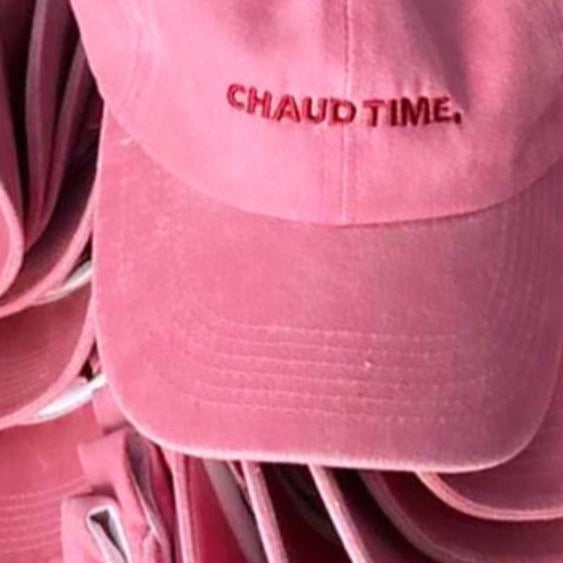 Une montagne de casquettes en denim rose brodée 'Chaud Time'